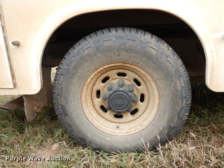 image for item GJ9034 2004 Ford F350 Super Duty Crew Cab utility bed pickup truck