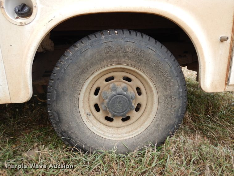 image for item GJ9034 2004 Ford F350 Super Duty Crew Cab utility bed pickup truck