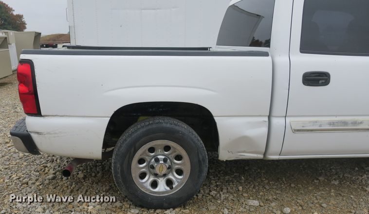 image for item DB10124 2005 Chevrolet Silverado 1500 Crew Cab pickup truck