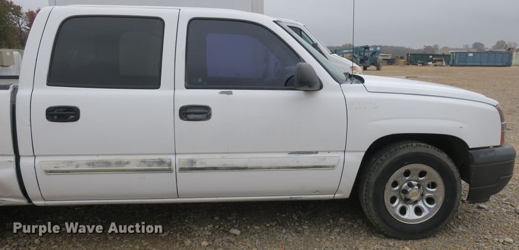 image for item DB10124 2005 Chevrolet Silverado 1500 Crew Cab pickup truck