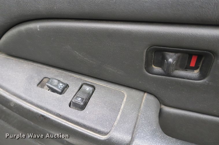 image for item DB10124 2005 Chevrolet Silverado 1500 Crew Cab pickup truck