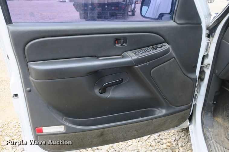 image for item DB10124 2005 Chevrolet Silverado 1500 Crew Cab pickup truck