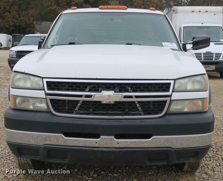 image for item DB10125 2005 Chevrolet Silverado 3500 Ext. Cab flatbed pickup truck