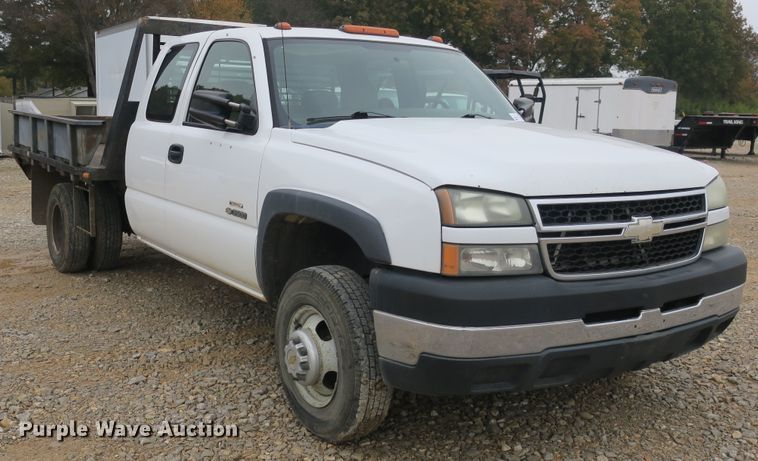 image for item DB10125 2005 Chevrolet Silverado 3500 Ext. Cab flatbed pickup truck