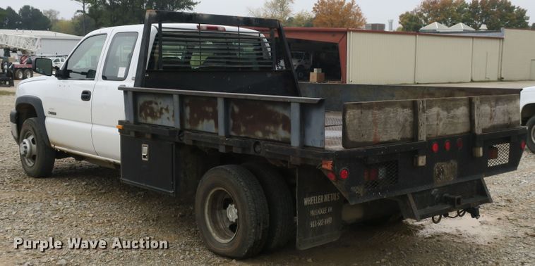 image for item DB10125 2005 Chevrolet Silverado 3500 Ext. Cab flatbed pickup truck