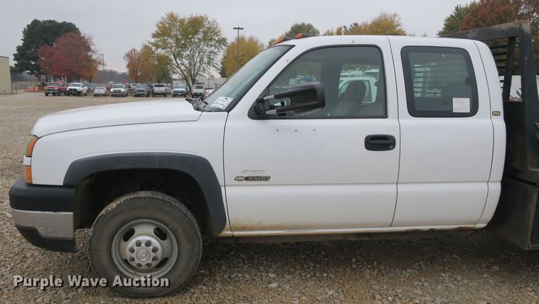 image for item DB10125 2005 Chevrolet Silverado 3500 Ext. Cab flatbed pickup truck