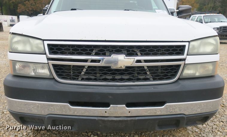 image for item DB10125 2005 Chevrolet Silverado 3500 Ext. Cab flatbed pickup truck