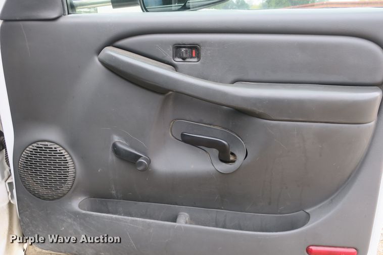 image for item DB10125 2005 Chevrolet Silverado 3500 Ext. Cab flatbed pickup truck