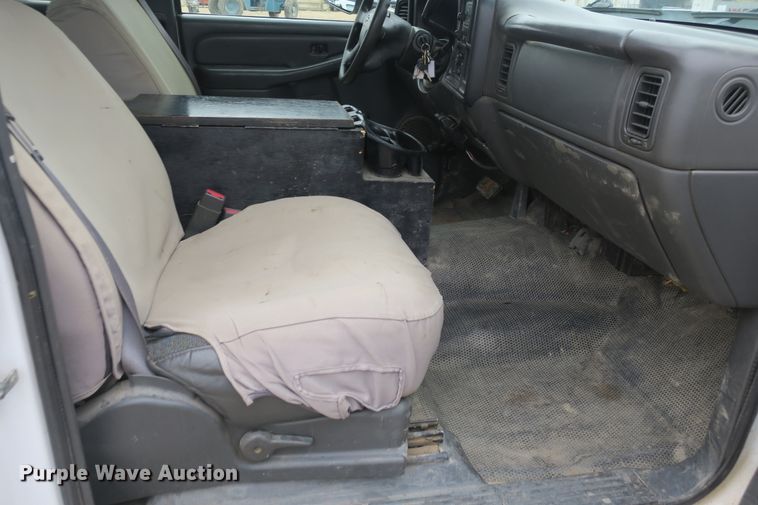 image for item DB10125 2005 Chevrolet Silverado 3500 Ext. Cab flatbed pickup truck