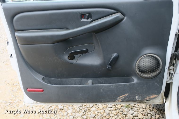 image for item DB10125 2005 Chevrolet Silverado 3500 Ext. Cab flatbed pickup truck