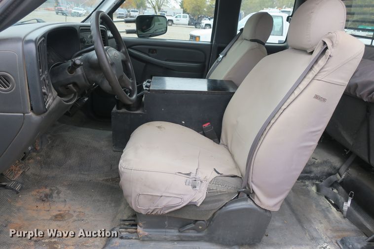 image for item DB10125 2005 Chevrolet Silverado 3500 Ext. Cab flatbed pickup truck