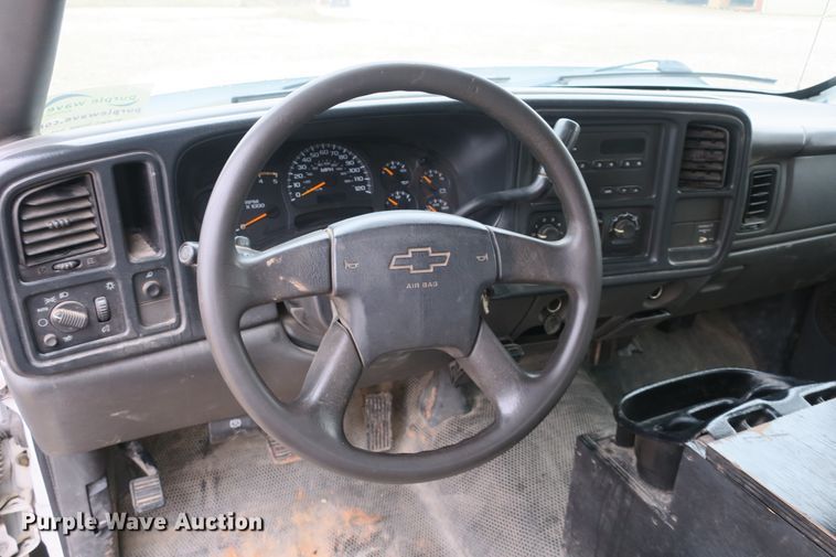 image for item DB10125 2005 Chevrolet Silverado 3500 Ext. Cab flatbed pickup truck