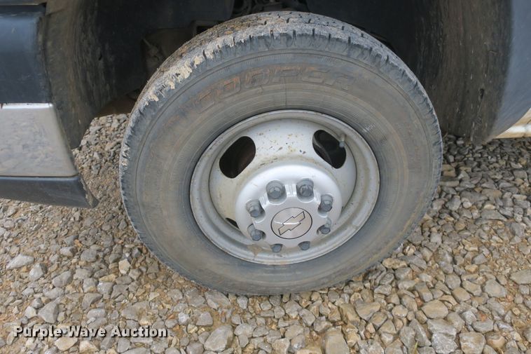 image for item DB10125 2005 Chevrolet Silverado 3500 Ext. Cab flatbed pickup truck