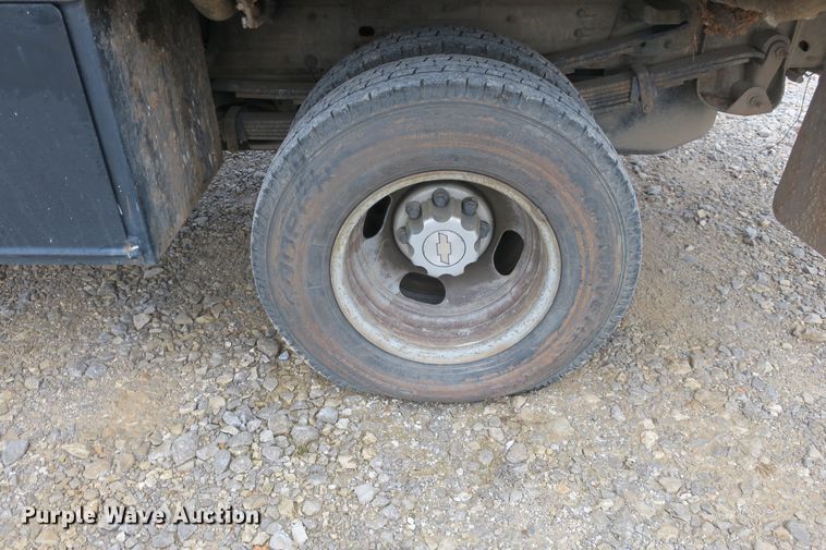 image for item DB10125 2005 Chevrolet Silverado 3500 Ext. Cab flatbed pickup truck