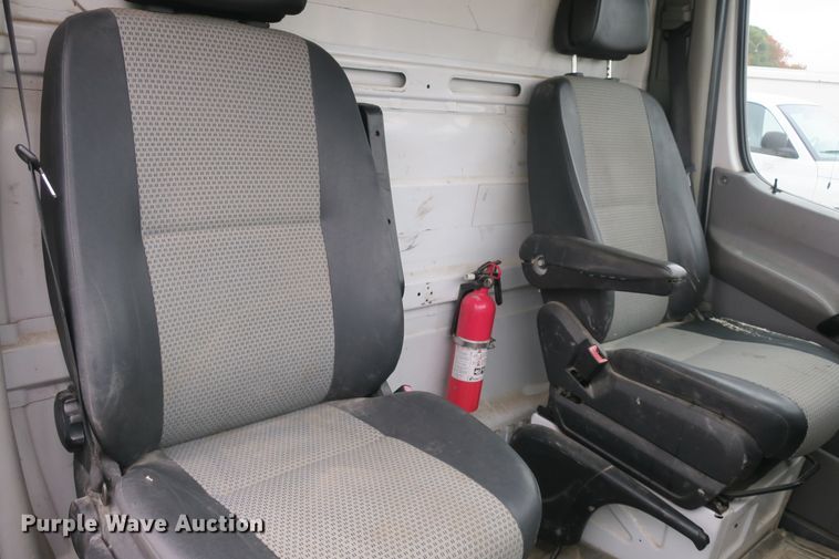 image for item DB10126 2007 Freightliner Sprinter 3500 box truck