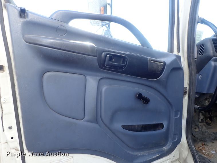 image for item DB7610 2007 Hino 268 box truck