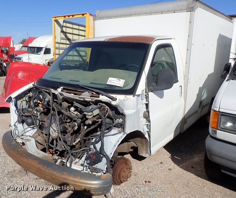 image for item DB7647 2001 GMC Savana box truck