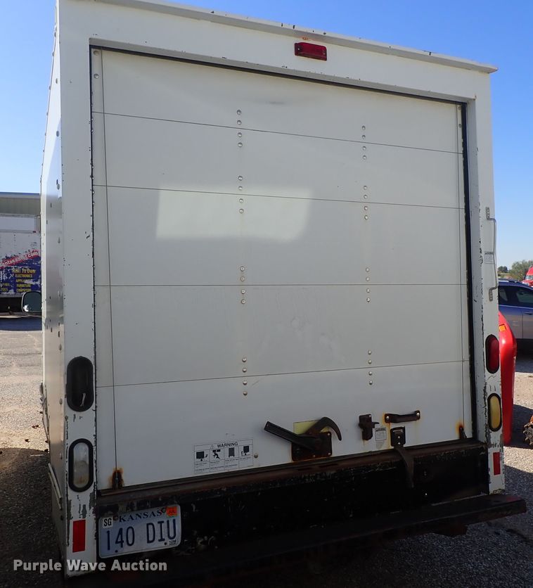 image for item DB7647 2001 GMC Savana box truck