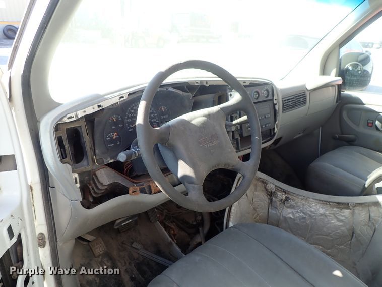 image for item DB7647 2001 GMC Savana box truck