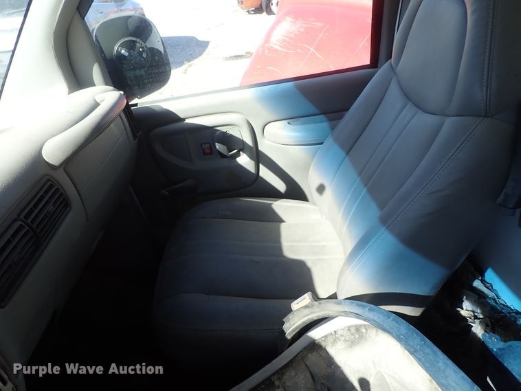 image for item DB7647 2001 GMC Savana box truck