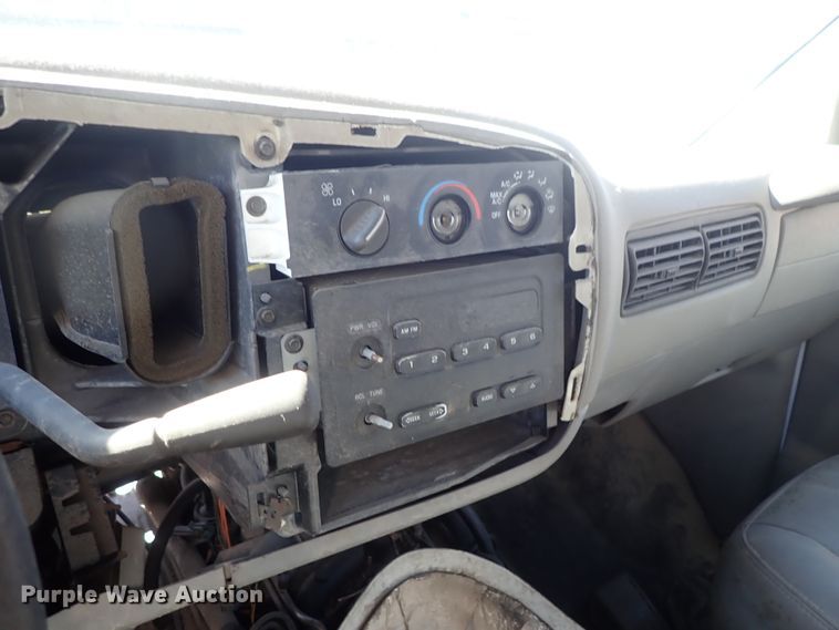 image for item DB7647 2001 GMC Savana box truck