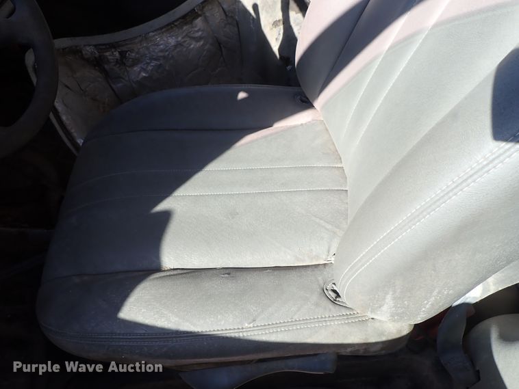 image for item DB7647 2001 GMC Savana box truck