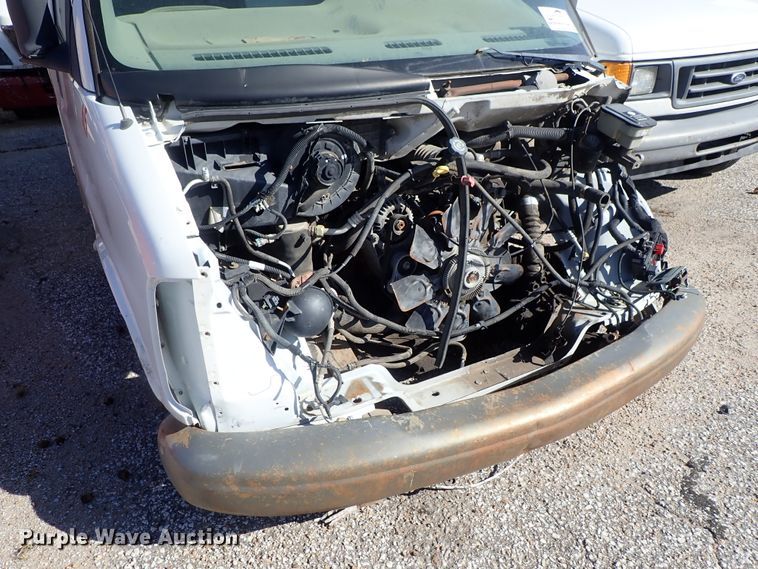 image for item DB7647 2001 GMC Savana box truck