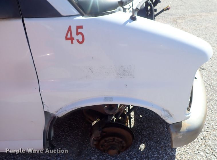 image for item DB7647 2001 GMC Savana box truck