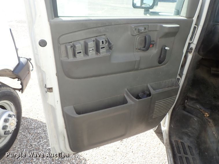 image for item DB7650 2006 GMC Savana box truck