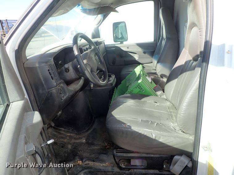 image for item DB7650 2006 GMC Savana box truck