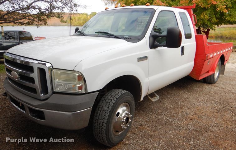 image for item DD4553 2005 Ford F350 Super Duty XLT SuperCab flatbed pickup truck