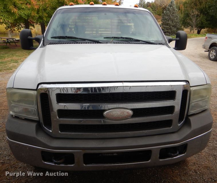 image for item DD4553 2005 Ford F350 Super Duty XLT SuperCab flatbed pickup truck