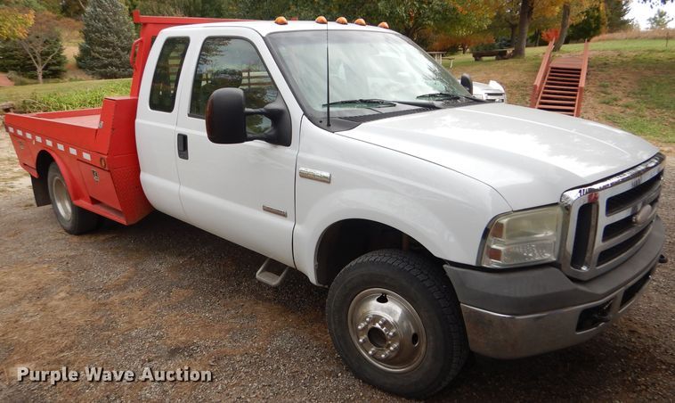 image for item DD4553 2005 Ford F350 Super Duty XLT SuperCab flatbed pickup truck