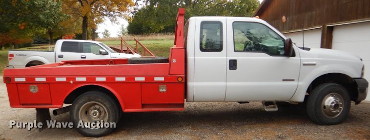 image for item DD4553 2005 Ford F350 Super Duty XLT SuperCab flatbed pickup truck