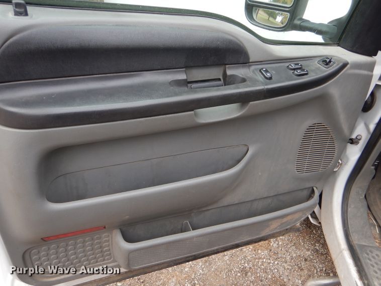 image for item DD4553 2005 Ford F350 Super Duty XLT SuperCab flatbed pickup truck