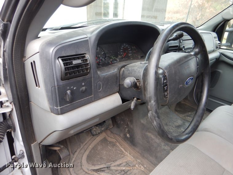 image for item DD4553 2005 Ford F350 Super Duty XLT SuperCab flatbed pickup truck