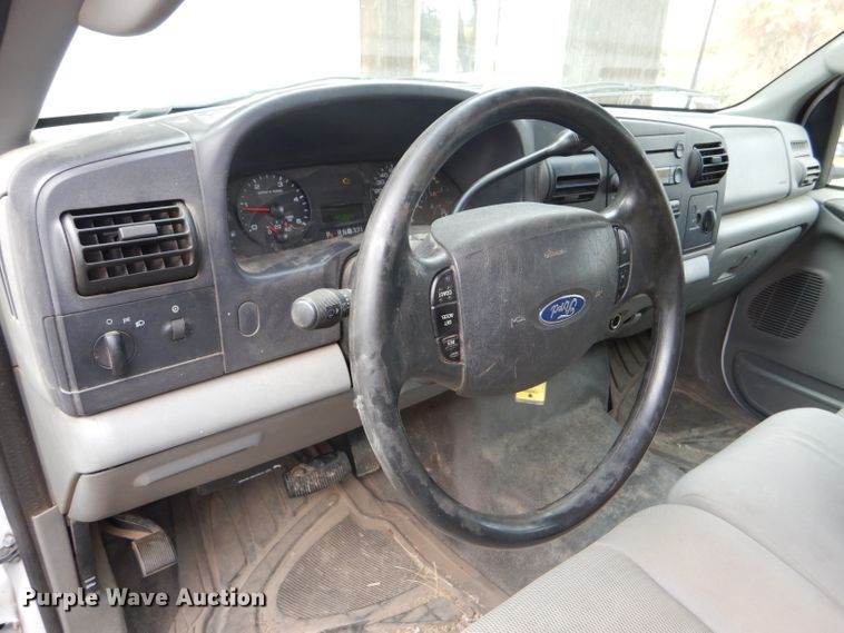 image for item DD4553 2005 Ford F350 Super Duty XLT SuperCab flatbed pickup truck