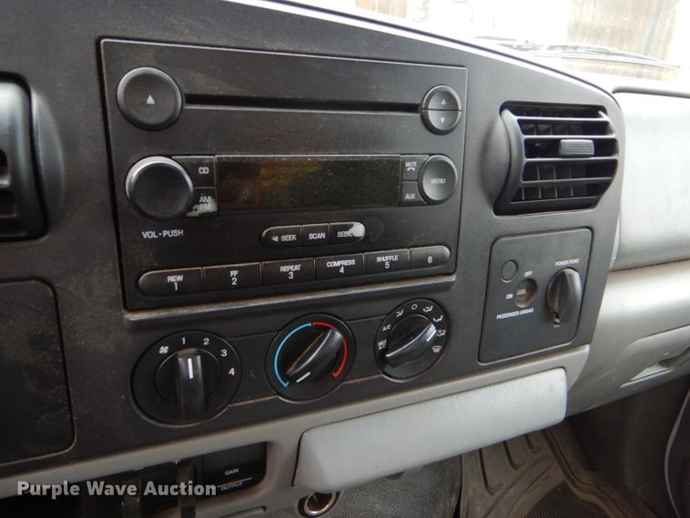 image for item DD4553 2005 Ford F350 Super Duty XLT SuperCab flatbed pickup truck