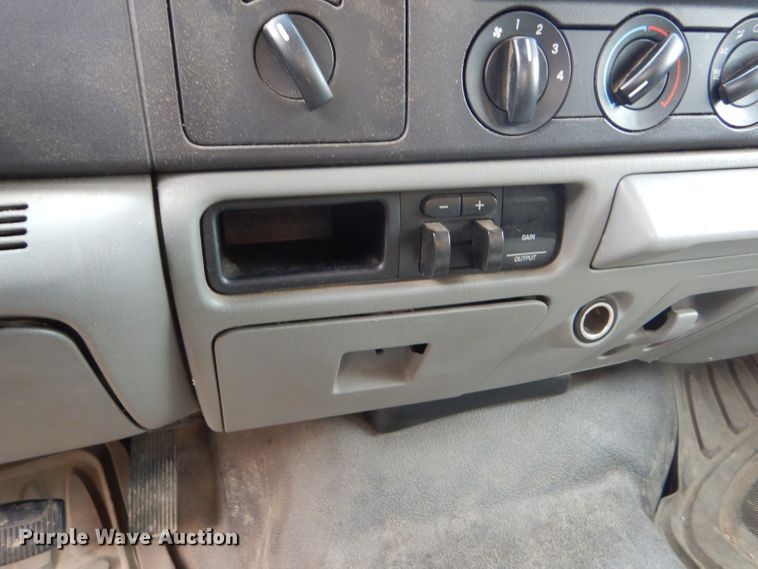 image for item DD4553 2005 Ford F350 Super Duty XLT SuperCab flatbed pickup truck