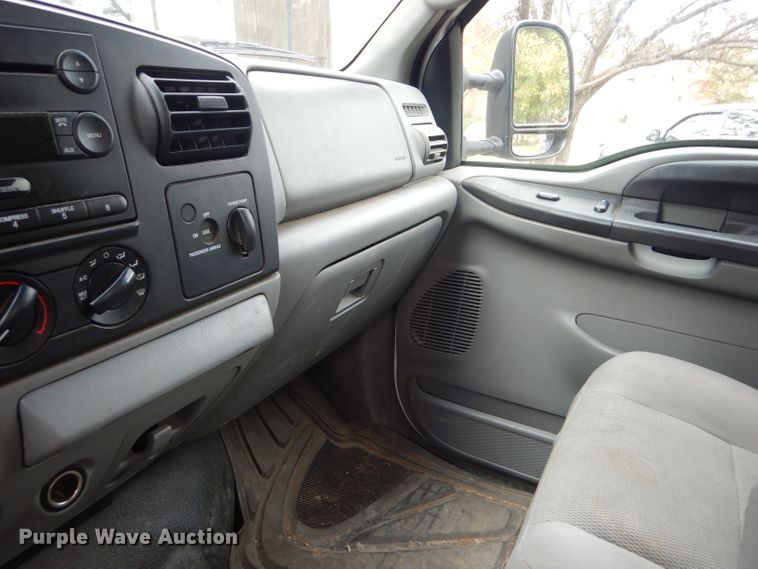 image for item DD4553 2005 Ford F350 Super Duty XLT SuperCab flatbed pickup truck