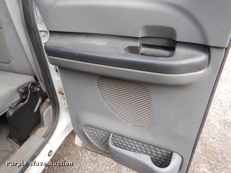 image for item DD4553 2005 Ford F350 Super Duty XLT SuperCab flatbed pickup truck