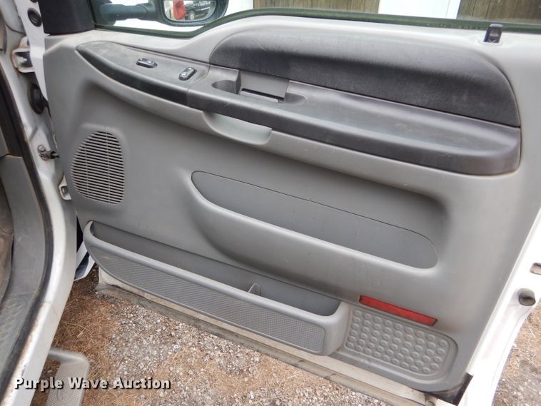 image for item DD4553 2005 Ford F350 Super Duty XLT SuperCab flatbed pickup truck