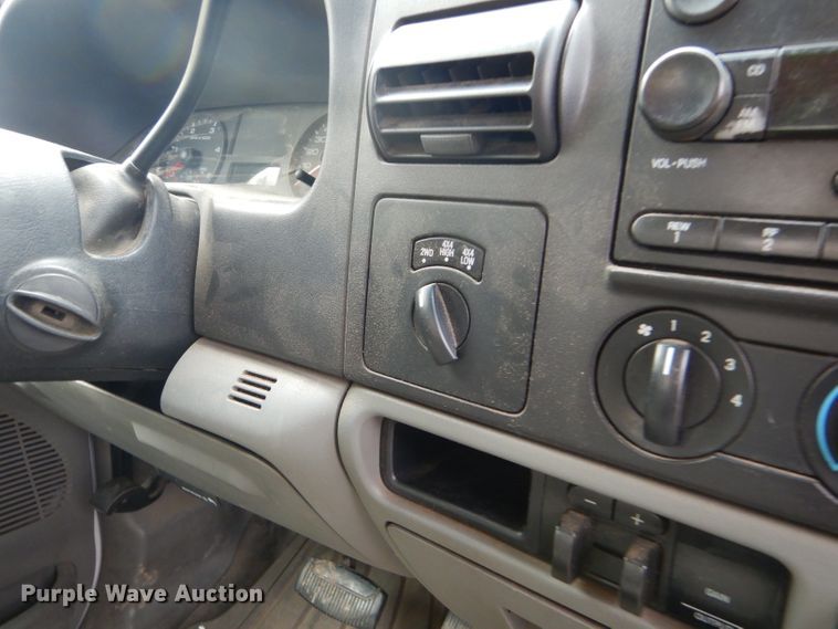 image for item DD4553 2005 Ford F350 Super Duty XLT SuperCab flatbed pickup truck