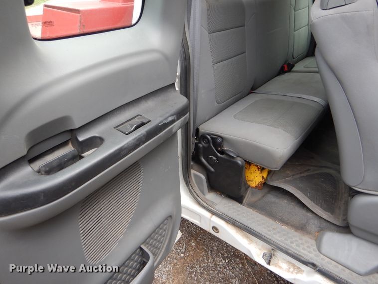 image for item DD4553 2005 Ford F350 Super Duty XLT SuperCab flatbed pickup truck