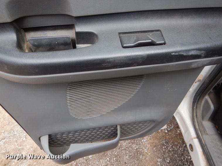 image for item DD4553 2005 Ford F350 Super Duty XLT SuperCab flatbed pickup truck