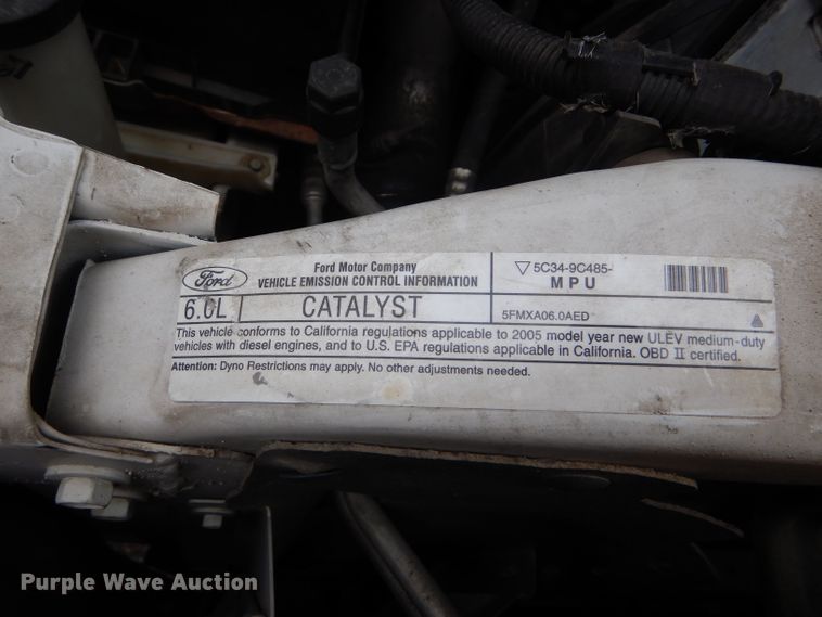 image for item DD4553 2005 Ford F350 Super Duty XLT SuperCab flatbed pickup truck