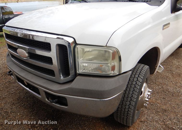 image for item DD4553 2005 Ford F350 Super Duty XLT SuperCab flatbed pickup truck