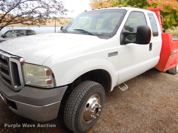 image for item DD4553 2005 Ford F350 Super Duty XLT SuperCab flatbed pickup truck