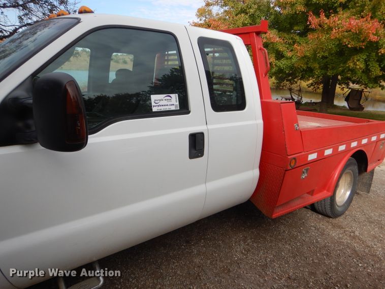 image for item DD4553 2005 Ford F350 Super Duty XLT SuperCab flatbed pickup truck