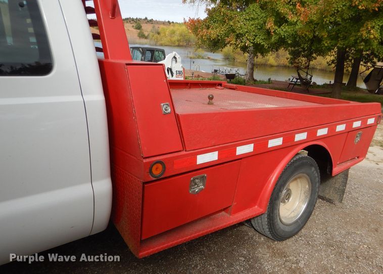 image for item DD4553 2005 Ford F350 Super Duty XLT SuperCab flatbed pickup truck
